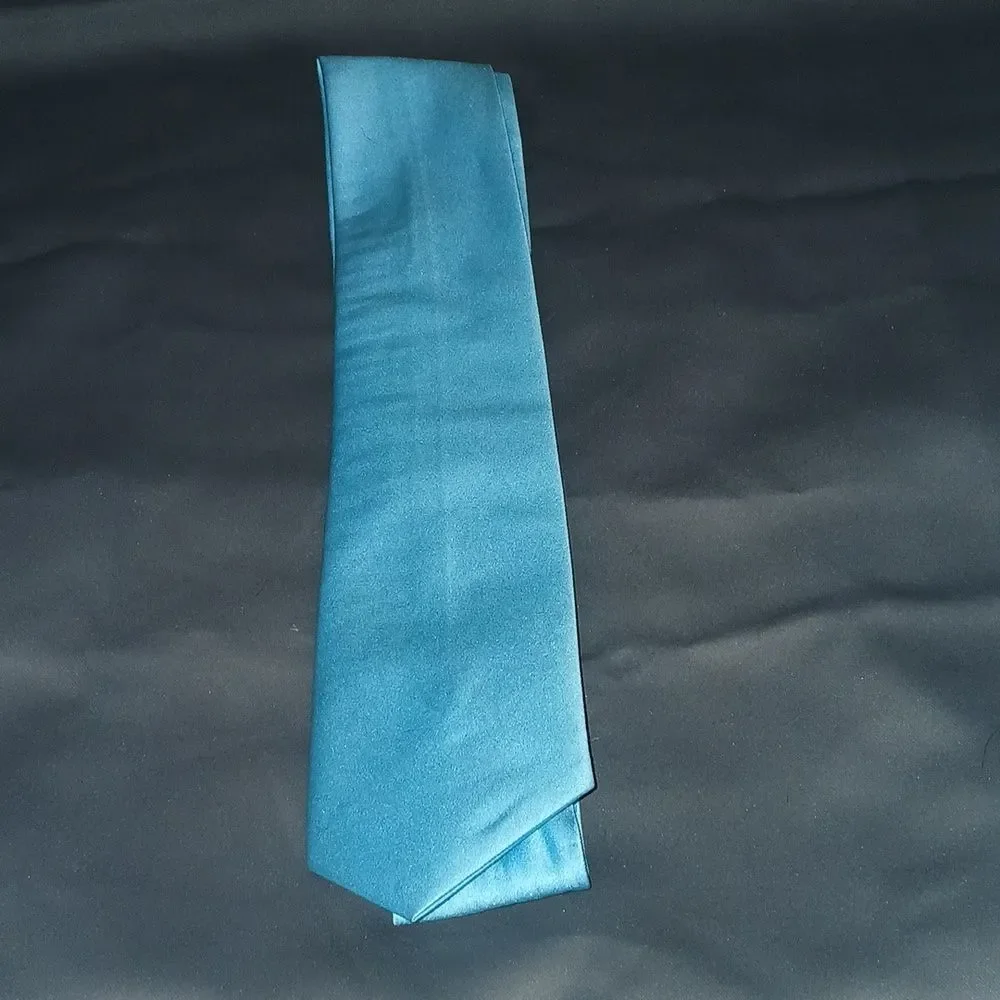 Forever Pours International tie light turquoise EUC